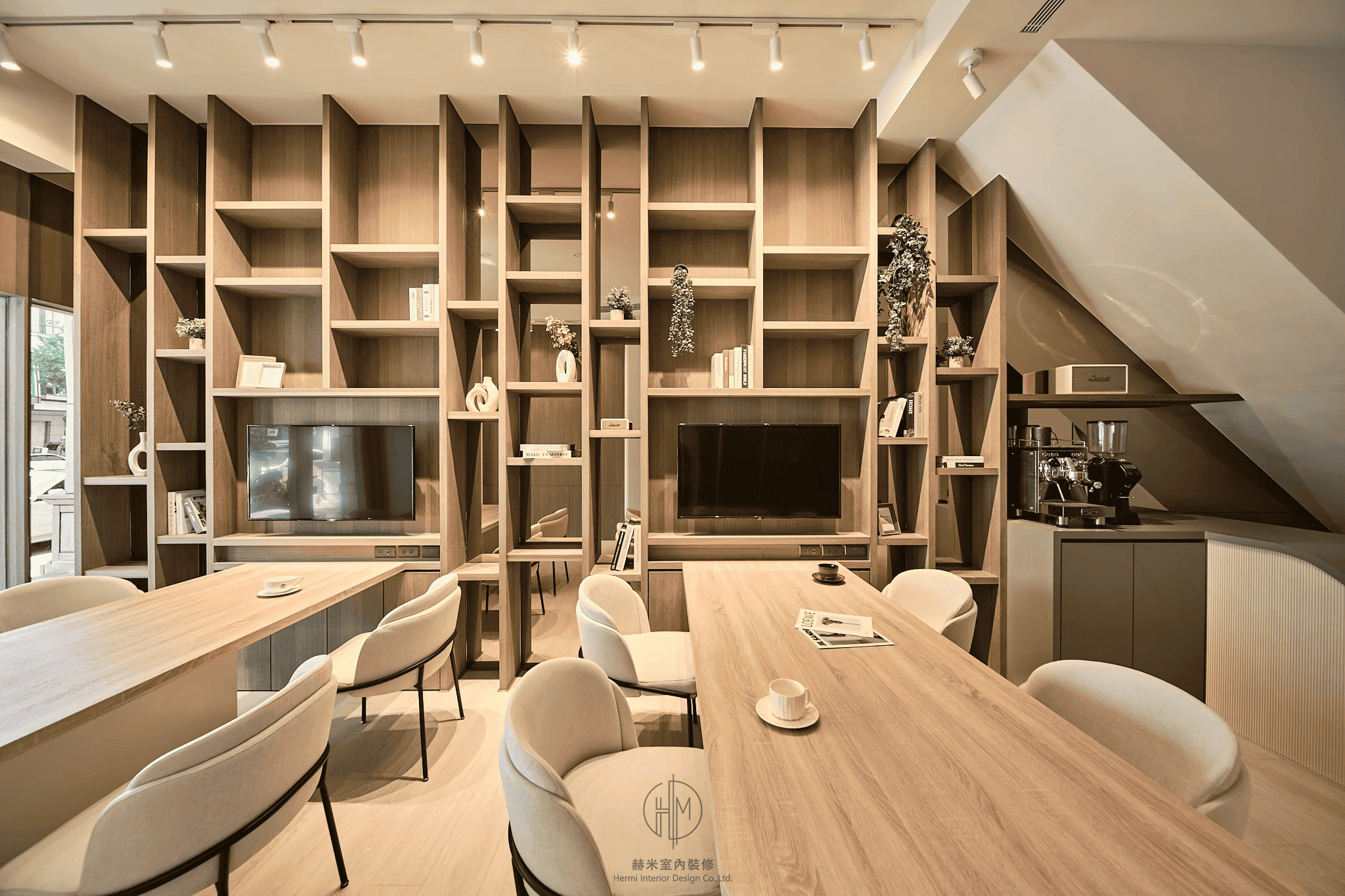 接待廳全景 - 環狀吊燈與石材地面