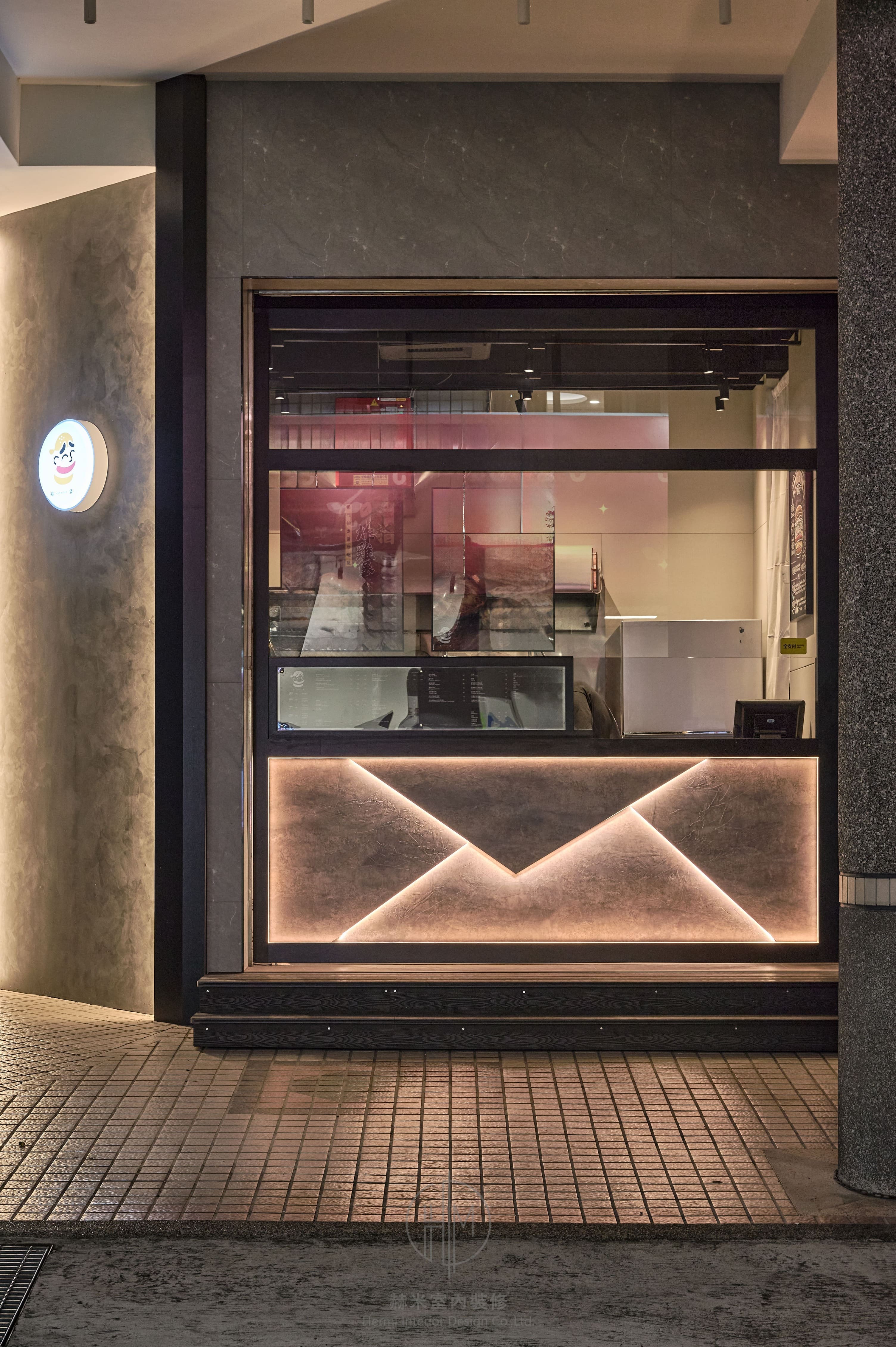 不鏽鋼外帶檯面與霓虹光影門面