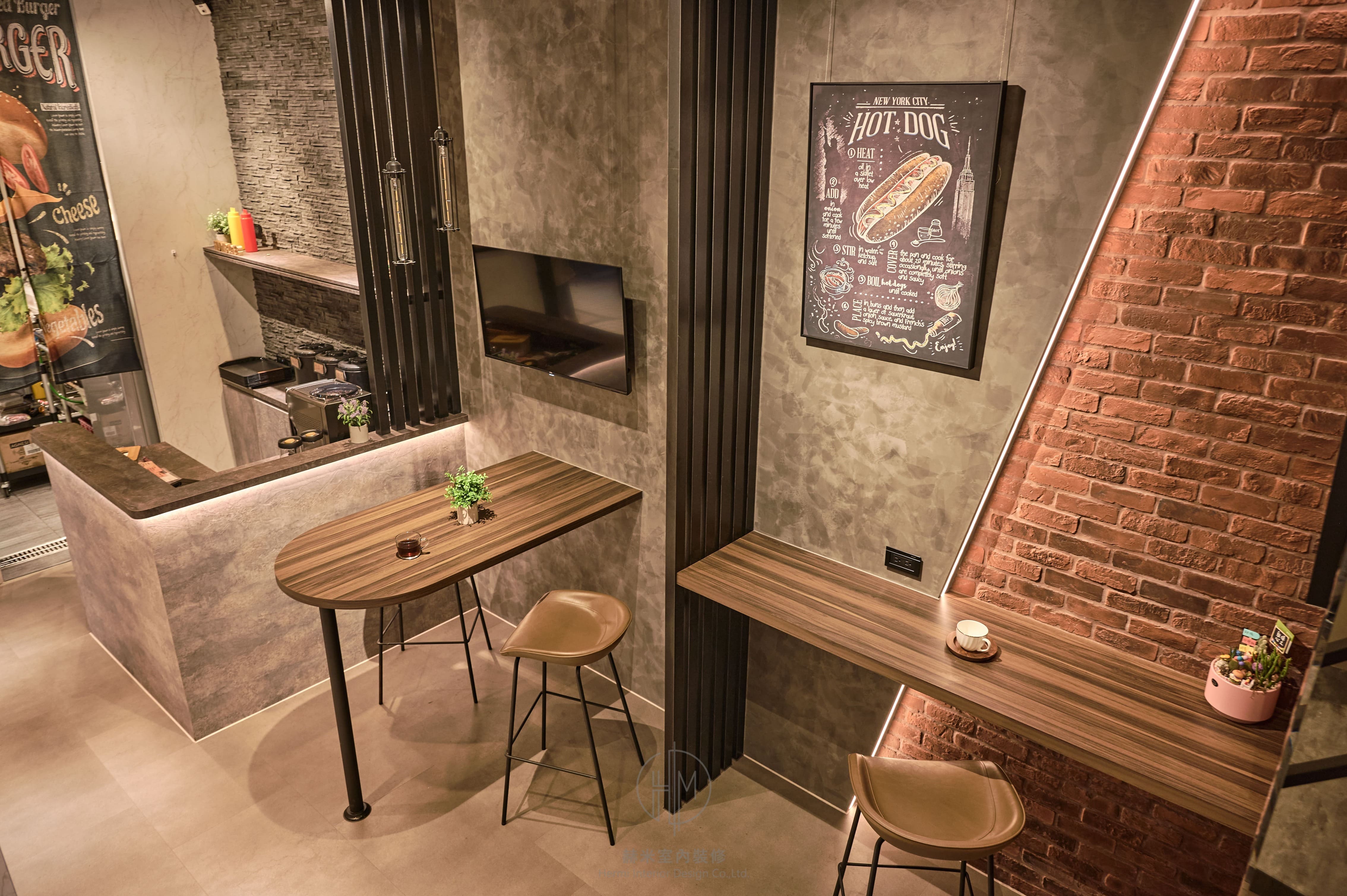 內部用餐區全景：紅磚、木頭與不鏽鋼吧檯