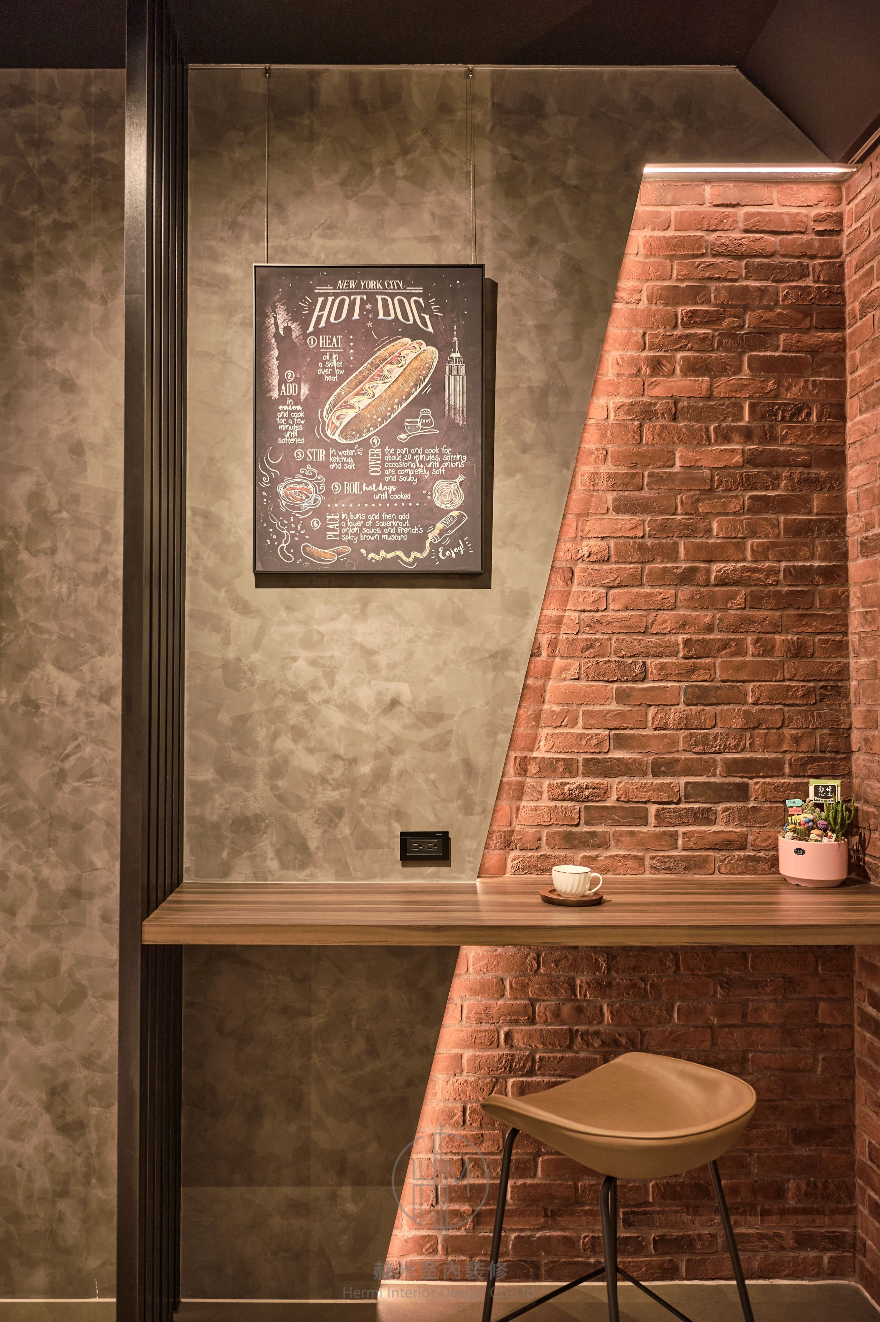 餐點展示與霓虹背景對焦