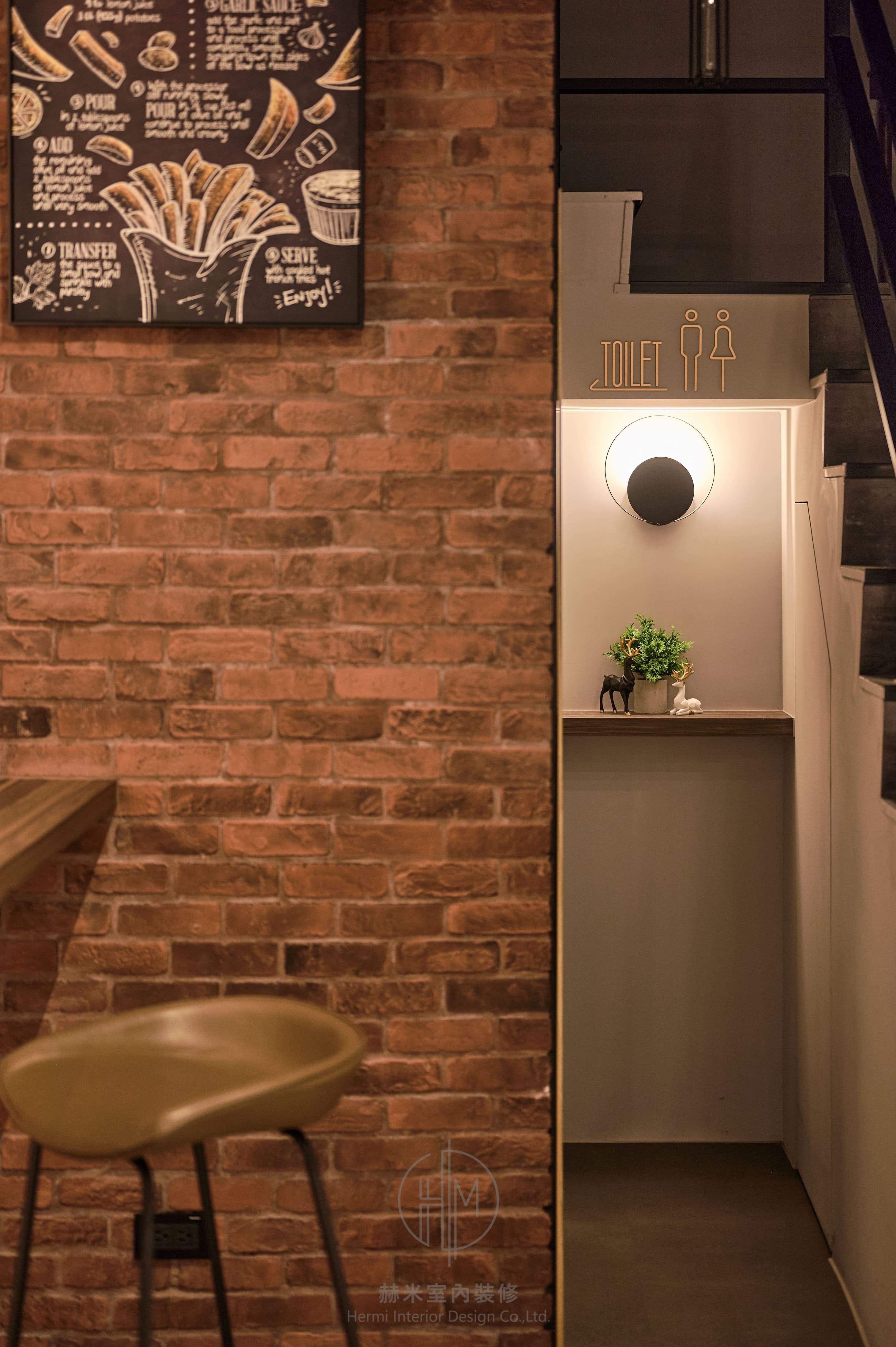 黑白棋盤格瓷磚地板與標語