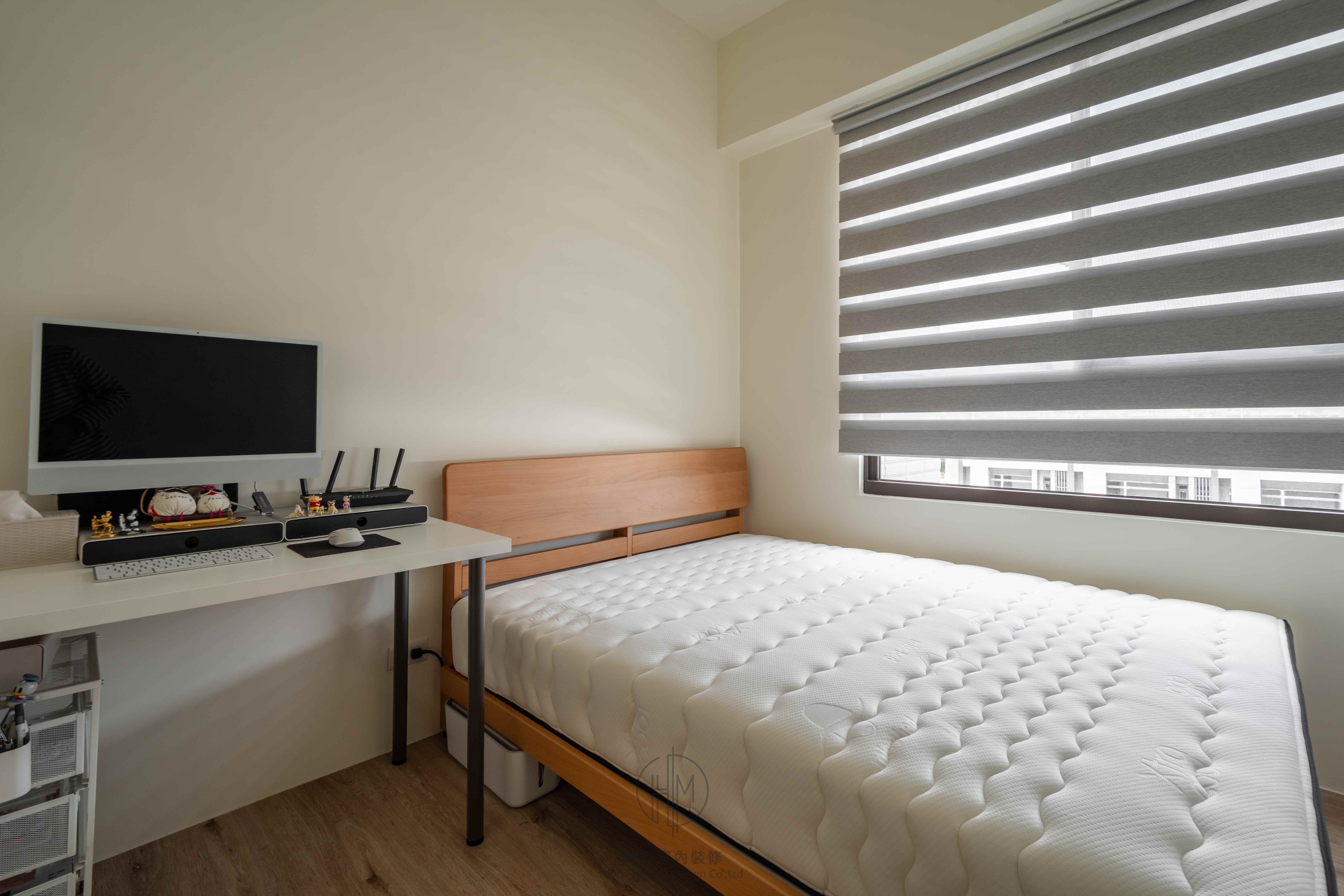 臥室採光與書桌區域