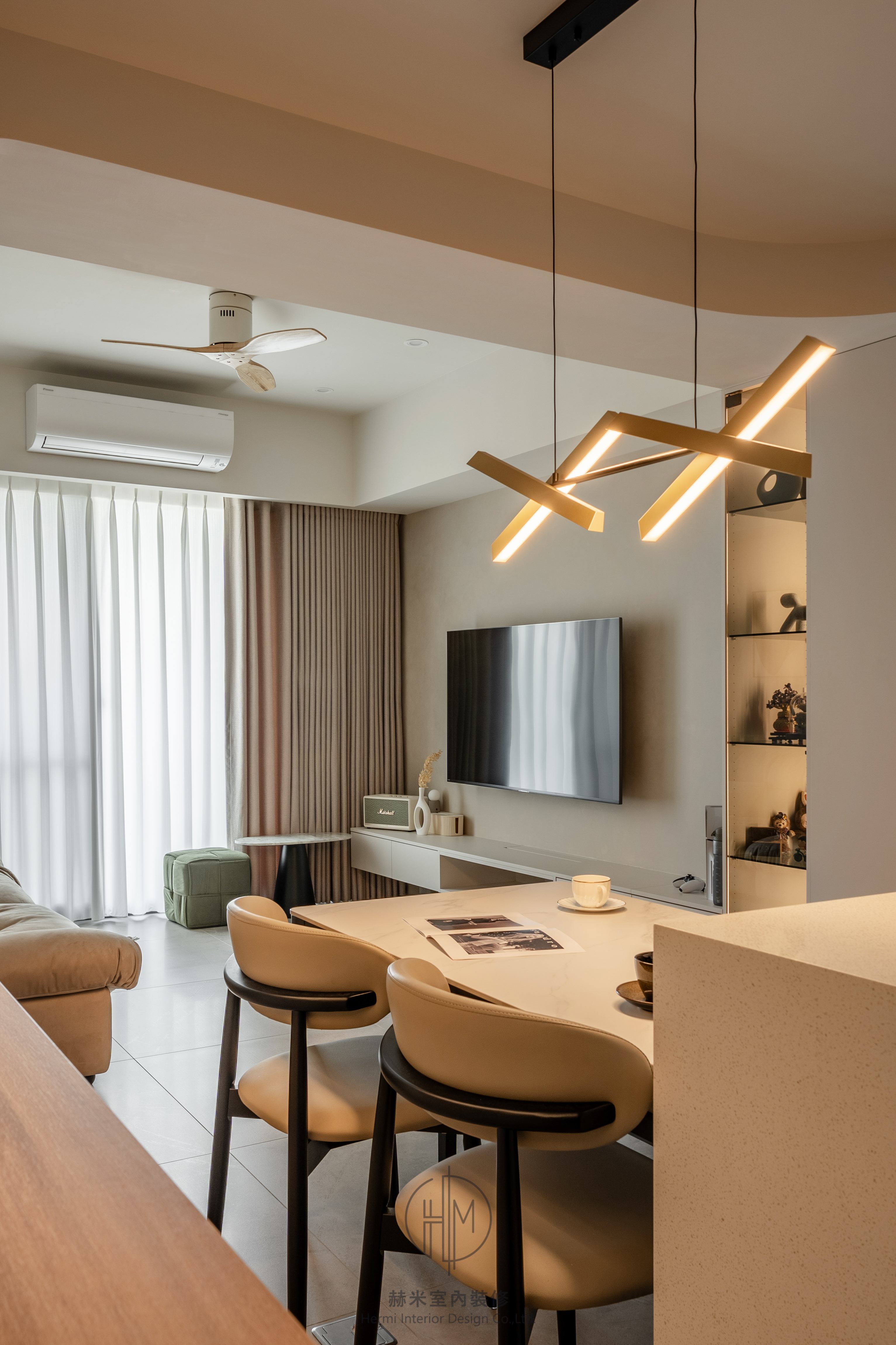 機能邊几與窗簾光影